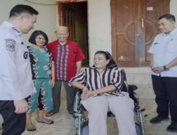 Wali Kota Kupang Bantu Kursi Roda Pribadi untuk Indrawati, Sentuhan Kemanusiaan di Kelurahan Nefonaek