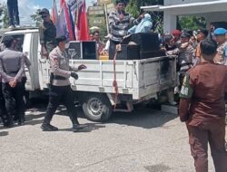 Dua Polisi Terluka Diserang Massa saat Demo Anarkis di Rote Ndao