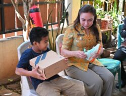 Tepati Janji, Wakil Wali Kota Kupang Antar Langsung Hadiah Sepatu Bola untuk Anak-anak Pemberani