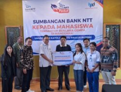 Dirut Bank NTT Serahkan Beasiswa Rp2,5 Juta untuk 20 Mahasiswa Unika Ruteng Terdampak Gempa
