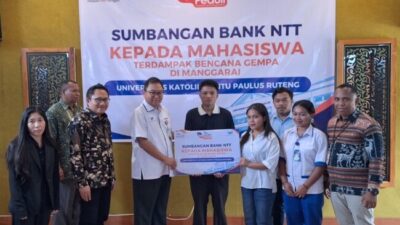 Dirut Bank NTT Serahkan Beasiswa Rp2,5 Juta untuk 20 Mahasiswa Unika Ruteng Terdampak Gempa